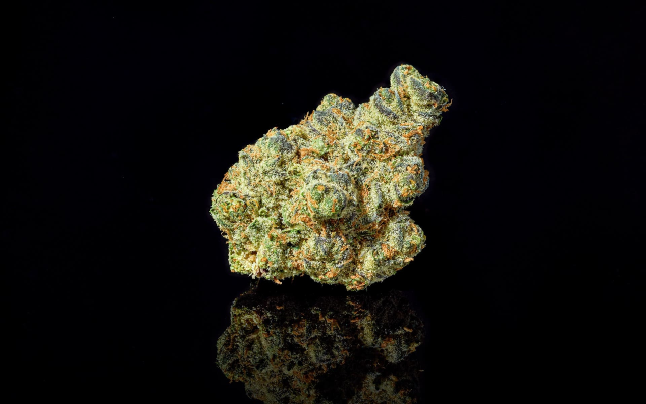  Apple Fritter Strain Knospen mit dichter Trichomabdeckung und sattem Grün aus dem Premium THC Store Sortiment