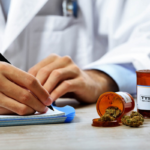 Ein Arzt bespricht Cannabis auf Rezept Tipps mit einem Patienten in einer hellen Praxis